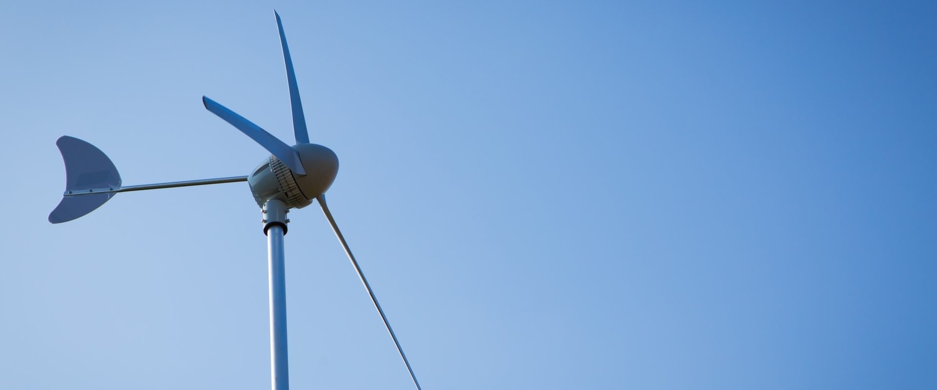 Turbina wiatrowa na tle błękitnego nieba
