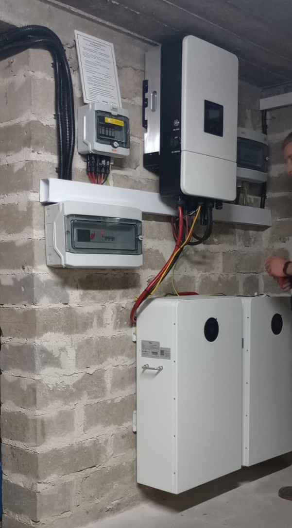 Dwa niskonapięciowe magazyny energii Deye zamontowane w piwnicy