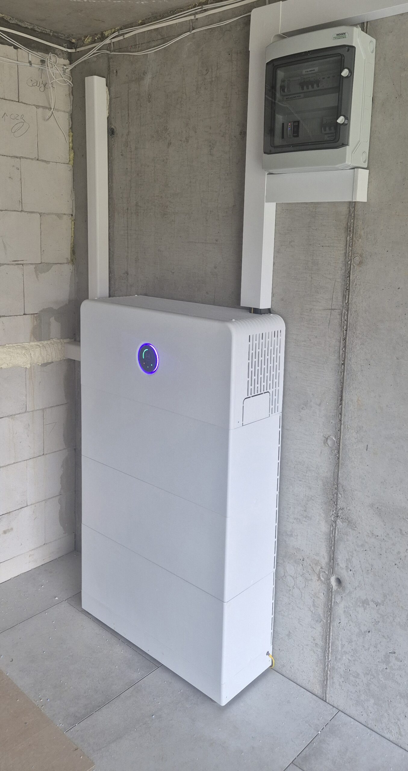 Magazyn energii GoodWe z falownikiem All-in-One w pomieszczeniu technicznym