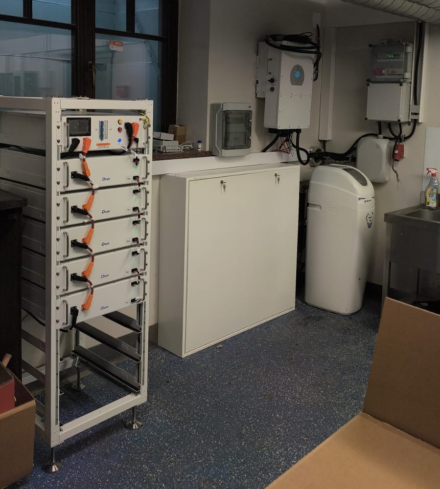 Wysokonapięciowy magazyn energii Deye w szafie modułowej z falownikiem