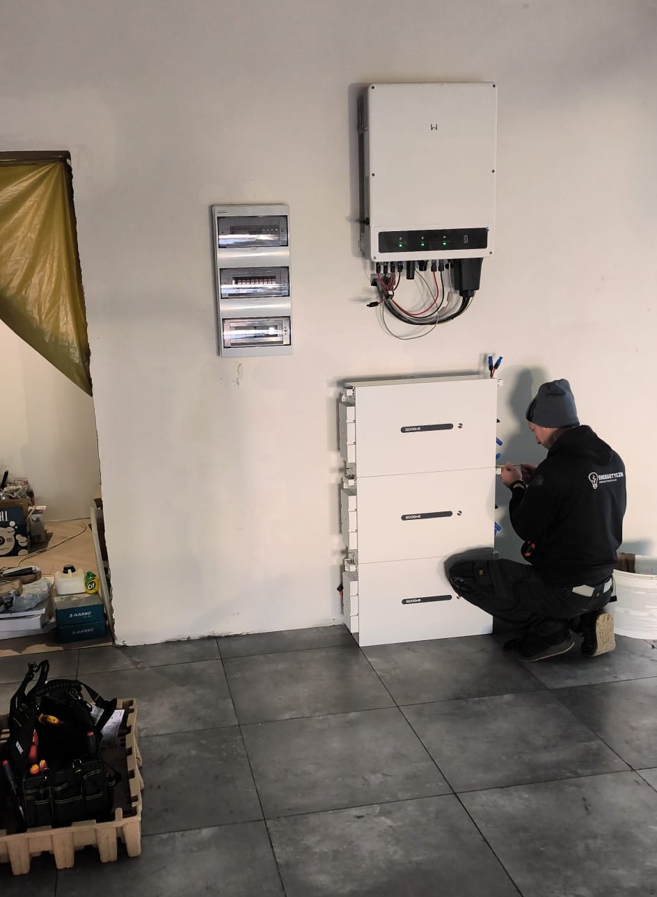 Instalator Energetyczni podczas montażu modułowego magazynu energii GoodWe